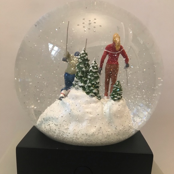 New in Box ASPEN Skiers Snow Globe — Holiday Gift / Decor for Ski Lovers! - Picture 5 of 9